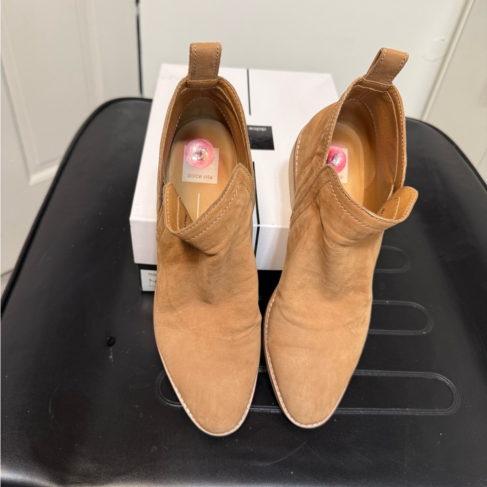 Dolce Vita

Size 10 

Tan Nubuck